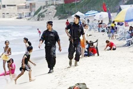 «دورية» لعنصرين من حماس على شاطئ غزة